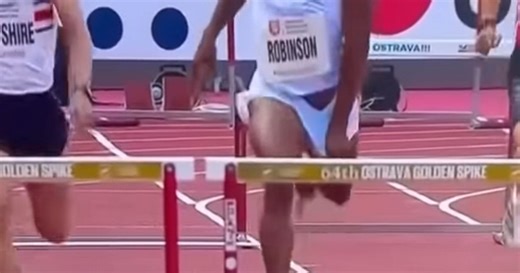 Chris Robinson vince i 400 ostacoli con le parti intime in vista: chi è l'atleta americano virale sui social