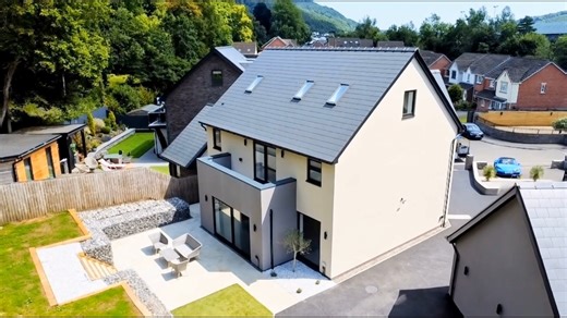 𝗧𝗵𝗲 𝗢𝗮𝗸𝘀, 𝗧𝗿𝗲𝗺 𝗬 𝗗𝘆𝗳𝗳𝗿𝘆𝗻, 𝗠𝗼𝘂𝗻𝘁𝗮𝗶𝗻 𝗔𝘀𝗵 £𝟲𝟵𝟱,𝟬𝟬𝟬 Just listed, an exceptional executive five-bedroom detached home set in a peaceful cul-de-sac. This recently built property has been finished to a high standard throughout, featuring a stunning quartzite island kitchen, multiple bathrooms, walk-in wardrobes, and underfloor heating. It’s perfectly located within walking distance of schools, local shops, a hospital, and Mountain Ash train station. The A470 is just 