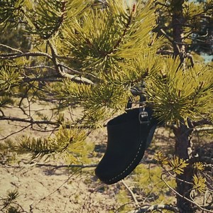 Finding the Filippa K x Swedish Hasbeens unisex clogs in nature ​ Discover the collaboration: https://bit.ly/3pR8krZ #FilippaK #FilippaKxSwedishHasbeens | Filippa K