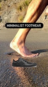 Ever tried running in loose beach sand compared to the firm, packed sand near the water? Huge difference, right? That’s because your feet sink into the soft sand, losing energy with every step — forcing your body to work much harder. Wearing overly cushioned, mushy shoes has a similar effect. They absorb your energy and dull the sensory feedback your feet need, making it harder for your body to move efficiently and stay in sync. 👣 Barefoot freedom barefoot hiking barefoot run barefoot runner ba