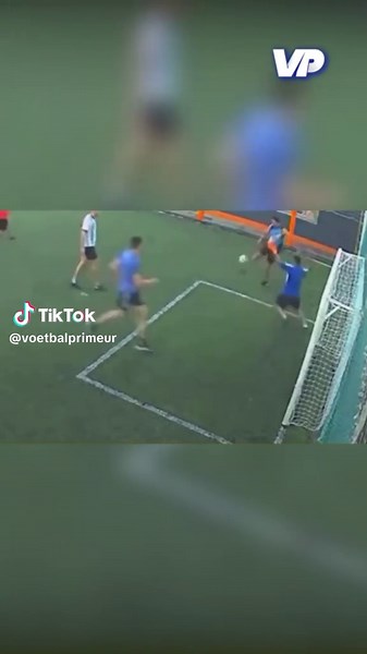 Oei! 😅😬 Deze speler uit een Argentijns 5-tegen-5-team denkt de volgende keer nog wel extra na voordat hij een kopbal probeert! 🫣 #argentina