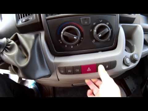 Comment retirer le panneau central du tableau de bord du Fiat Ducato ?