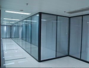 [Hot Item] Superior Quality MDF Office Partition Wall with Magnetic Blinds and Hinged Door