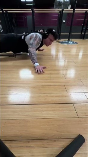 SPIDER PUSH UPS • #shorts #shortsviral #pushup #pushupchallenge #calisthenics #calisthenicsworkout