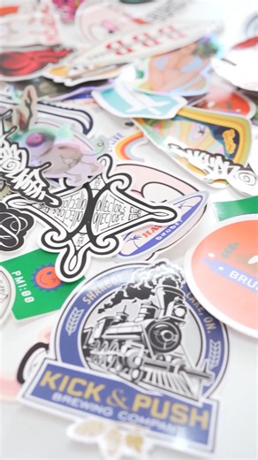 ステッカージャパン on Instagram: "初めてステッカーを作る方へ📣 「デザインってどう準備するの？」「入稿って難しそう…」という不安、これで解決！ 今日のリールでは👇 ✅ デザインデータ準備のコツ ✅ 素材&加工の選び方 ✅ 注文〜お届けまでの流れ を分かりやすくまとめました✨ ステッカージャパンなら、初めてでも安心して作れます😊 分からないことがあれば、いつでもサポートまでお気軽にどうぞ💬 📍 オリジナルステッカーの作成はこちら 👉 @stickerjapan（プロフィールリンクもチェック！） #オリジナルステッカー #ステッカー作成 #ステッカージャパン #デザイン初心者歓迎 #シール印刷 #ショップノベルティ #印刷入稿 #ハウツー動画"