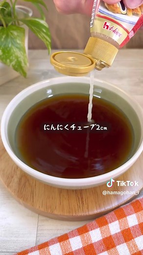 たった30円の蒸し麺で爆ウマつけ麺が最高！ めんつゆ×ラー油の最強コンビで、やみつき間違いなしの逸品！ レンジで1分チンするだけのつけダレに、茹でた麺をぶち込むだけで、超絶ウマいつけ麺が完成！ 【究極のめんつゆラー油つけ麺】 【材料】 中華麺 1袋 水 100ml 麺つゆ(2倍濃縮) 100ml にんにくチューブ 2cm 生姜チューブ 2cm ごま油 小さじ1 ラー油 小さじ半分 〜トッピング〜 白ごま ネギ 【作り方】 ①容器にめんつゆ水にんにくチューブ生姜チューブごま油ラー油を加えて600W1分チンしておく ③中華麺を沸騰したお湯でさっと茹でたら水気を切っておく ②お皿に盛り付けて白ごまネギを添えたら完成！ #longervideos #簡単レシピ #時短 #お手軽レシピ #料理 #cooking