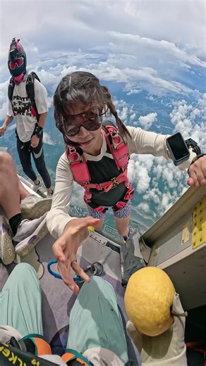 Sky_diving_29 (@sky_diving_29)’s videos with Aaj blue hai pani pani - mamta sharma & badshah