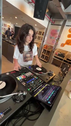 Scratching on Djay by Algoriddim 🎚️🔥 #dj #djay #scratch #scratchdj #scratching #turntable #hiphop