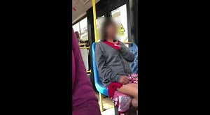 Dans un autobus: une femme soulève ses jupes et tripote sa poitrine