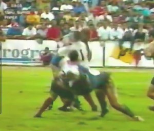 816K views · 2.5K reactions | Le 12 Juin 1999( Samoa _ XV de France ) Christian Califano prend un coup de coude monstrueux par Trevor Leota ... #rugby #yvandurugby #XVdeFrance #NeFaisonsXV #cartonrouge #sport | La rue de l'ovalie by yvandurugby | Facebook