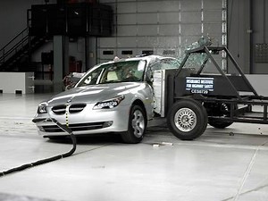 2008 BMW 5 series side IIHS crash test