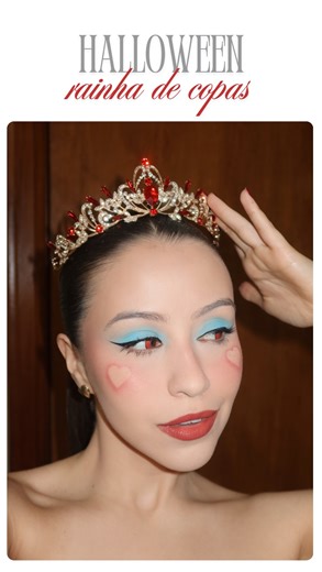 Malu Neves on Instagram: "inspiração de maquiagem da rainha de copas pro halloween ♥️♣️👑 bt velvet candy blue hello kitty x @linhabrunatavares paleta mad love 02 harley quinn x @essence.cosmetics.brasil delineador em gel black eyes by maria catarina @catharinehilloficial glossy blush na cor rose gold @oceane máscara de cílios twistable @kikomilanobr ultra easy lip liner marsala @rubykissesbrasil batom brick-o-la @maccosmeticsbrasil squirt 3d plumpling gloss stick na cor heat sensor @maccosmetic
