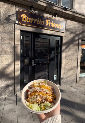 Är du sugen på mexikanskt till Iftar? Då ska du testa Burrito Friends 🌯🔥 Vi testade lite av varje på menyn – burrito, tacos och en bowl 🤤 Generösa portioner, mycket toppings och bra kombinationer. Vi testade kyckling, kalkon och köttfärs. Köttfärsen stack ut för oss då den hade mycket smak och gick ihop jättebra med salsan🌮 kycklingen tyckte vi tyvärr saknade lite smak vilket vi också berättade till kocken🧑🏼‍🍳 Extra plus för såserna (den gröna salsan var 👌) Vi hqde gärna velat se chipotl