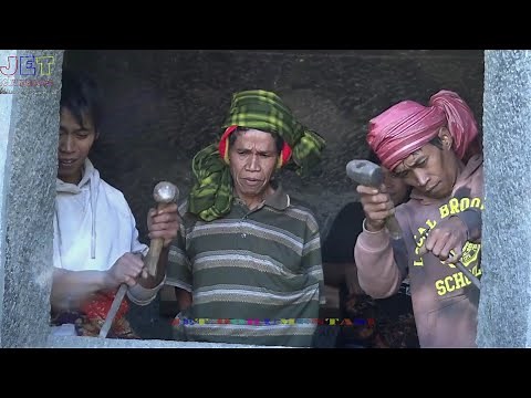 Proses pembuatan Kuburan Mahal (Liang Batu) di Toraja