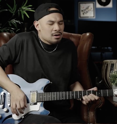 JayLeonardJ's psychedelic jam with the Comet in Midnight, perfectly pair with the JAM pedals' RetroVibe mk. 4. #harmonyguitars #harmonycomet | Harmony Guitars