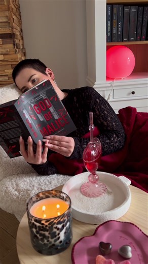 ENFIN j’entre dans mon ère Rina Kent ,🥀☠️❤️‍🩹 *PLEASE vérifiez les TW ⚠️ et pas avant 18 ans pour celui-ci les amis 🖤 . . . . . #darkromance #booktokfrançais #lecture #godofmalice