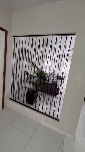 Que demais essa dica pra fazer uma divisória de ambientes, utilizando fios de malha, ganchos e ripas de madeira. O que acharam do resultado? 🤩🤍 Por: @jaqueboldrinireal •────────────────────────• #arq_designer #arqdesigner #grupoarqdesigner