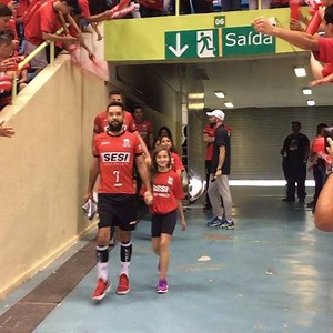 Lá vem o time da casa!!! Chegou a hora!! É o Jogo 1 da grande final!! Cadê a torcida do Sesi-SP??? 🏐❤️ #SuperligaCimed #final #voleibol #bbnosesportes #cimedesportes #grupocimed | Vôlei Brasil