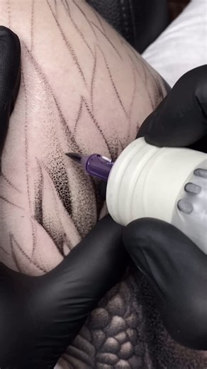 RomanovRotary · Tattoo machine · For whip shading · 5 mm stroke on Instagram: "Whipshading tattoo technique with the best rotary tattoo machine @romanovrotary by @tattooromanov #whipshading #rotarytattoomachine #tattoosouthampton #tattoomachine #whipshadingtattoo #tattoovladimir #tattoolosangeles #татумашинка #роторнаятатумашинка"