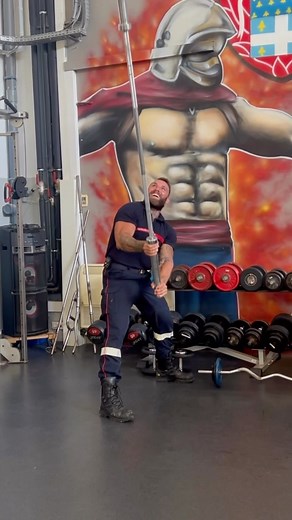 Challenge Thor 😂🔥 lever la barre à bout de bras, sans prendre appui sur ses jambes 👍🏻 c'est pas si facile. À toi de jouer !! #firefighter #challenge #muscle #marines #gym #pompier #strong | Remi_ragnar