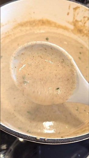 A fancy Cream of Mushroom Soup | Mushroom Bisque Recipe #fallrecipes