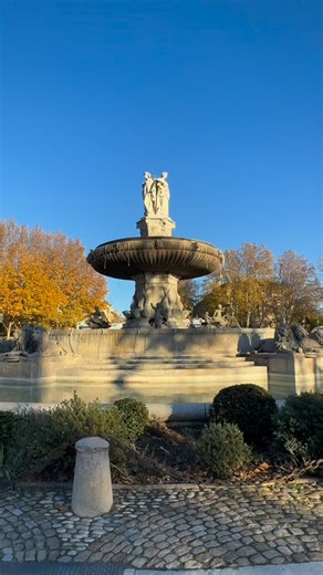 Aix-en-Provence s’illumine et dévoile toute sa magie de Noël ✨❤️ Les illuminations sont à découvrir jusqu’au 4 janvier 2026… Un vrai moment féerique au cœur de la Provence 🎄✨ #aixenprovencetourism #aixenprovence #noelenprovence | Office de Tourisme d'Aix en Provence