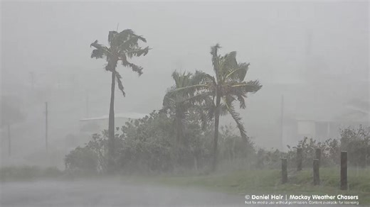 Wet and windy in Mackay today as Cyclone Koji crosses the coast! | Mackay Weather Chasers