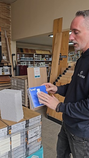 Bref. Nous sommes passés à Écomaison Carcassonne. Cédric nous a présenté quelques produits d'isolation. Avec chacun leurs avantages et inconvénients, dont un produit qui s'appelle bref. Bref, on a l'embarra du choix, en fonction des critères qui nous touchent le plus! Pour les bas de murs, le liège est aussi effectivement un bon produit. Reste à savoir, si c'est un critère important pour vous, qu'est-ce qui est le plus écologique entre un produit fabriqué avec des bouteilles recyclées, ou un pro