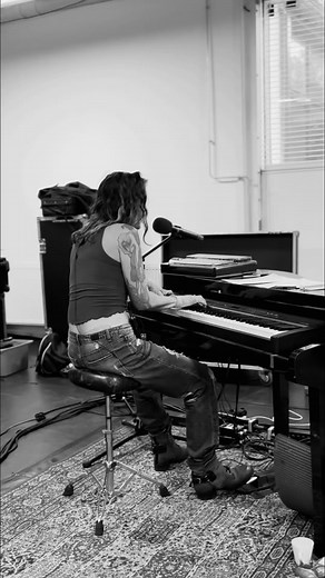 “Mama” rehearsal before the tour starts 🥰 #TourLife #SingerSongwriter
