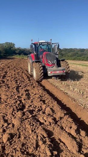 Contenu Agricole on Instagram: "Demo d’une charrue Grégoire besson 7 corp semi porté"