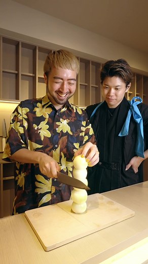 切った玉ねぎと鋭いナイフの魅力
