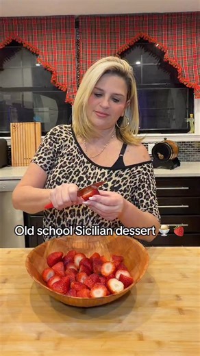 Rita🍝 on Instagram: "Old school Sicilian dessert 🍨 🍓"