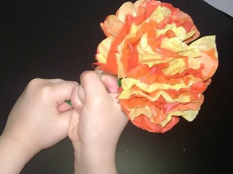 How to make tissue paper flowers with your kids - EP - simplekidscrafts - simplekidscrafts