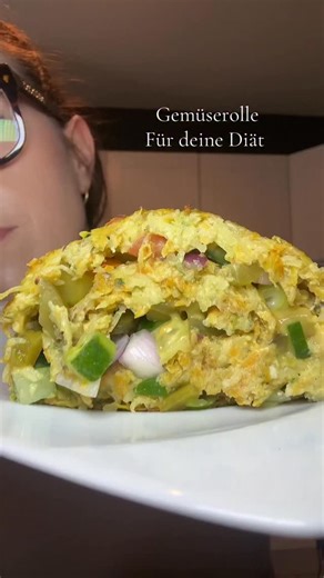 Gemüserolle für deine Diät 😍 •2 Karotten •3 Kartoffeln •1 Zucchini •3 Eier •150g geriebenen Käse Bei 180 Grad ca. 30min backen Füllen kannst du es wie du möchtest und es am liebsten hast. Guten Hunger 🤤 . . . #colleskochen #schnellerezepte #foodblogger #blogger_de #schnelleküche #foodlover | Col Le