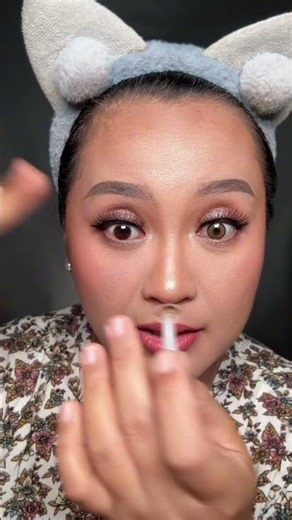 How to put in contact lenses