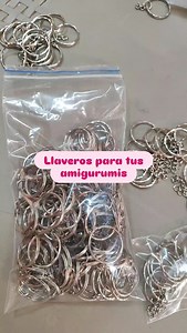En Crochetteando encuentras las argollas para tus llaveros Manejamos en dos calidades: económicas y argolla plana. Por 100, docena o unidad Ingresa a nuestra tienda online y lleva las tuyas . #llaveros #llaverospersonalizados #crochetcolombia #amigurumicolombia #llaveroscrochet #colombia | Crochetteando