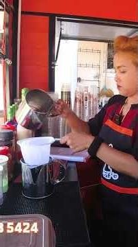 The first round uses 5 spoonfuls of Thai tea.