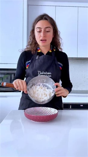 Jeanne Diététicienne | Nutrition Heureuse on Instagram: "Une assiette simple, accessible, et surtout réaliste. Ici, pas d’assiette “parfaite”, mais une assiette qui fait du sens au quotidien. 💡 L’important, ce n’est pas de tout changer d’un coup. C’est d’adopter des petits ajustements simples, jour après jour : • ajouter une source de protéines quand il n’y en avait pas, • penser aux fibres, • varier les textures et les couleurs, • améliorer un repas “classique” plutôt que de vouloir tout révol