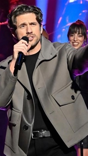 Aaron Tveit Highlights on Instagram: "Aaron Tveit shared his vocal warm up with Jimmy Fallon tonight on @fallontonight, 11.10.25 ♟️ 📹 Fallontonight (edited) #aarontveit #leamichele #fallontonight #chessbway #tonyawardwinner #jimmyfallon #onenightinbangkok"