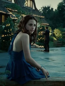 Julia Wolf's Twilight-Inspired Performance