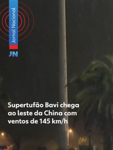 Mais de 1 milhão de desalojados - O supertufão Bavi atingiu o leste da China neste sábado (11), chegando à província de Zhejiang com ventos de até 145 km/h e provocando fortes ondas, chuvas intensas e medidas de emergência em diversas regiões. Antes da chegada do ciclone, autoridades realizaram uma grande operação preventiva. Mais de 1,7 milhão de moradores foram retirados de suas casas em Zhejiang, e o número de evacuados ultrapassou 2 milhões de pessoas considerando também áreas de Taiwan afet