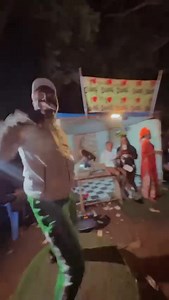 [Jeux universitaires Ngaoundéré 2023] Le Doyen Avom de l’université de Yaoundé II entrain de célébrer la deuxième médaille d’OR de l’université de Dschang. | Université de Dschang