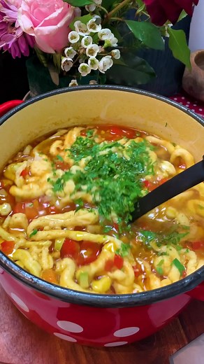 Ciorba cu taietei! #reelsfacebook #ciorbe #chef #cooking #retetesimple #retetesanatoase #retetesimple | Ella Cooking