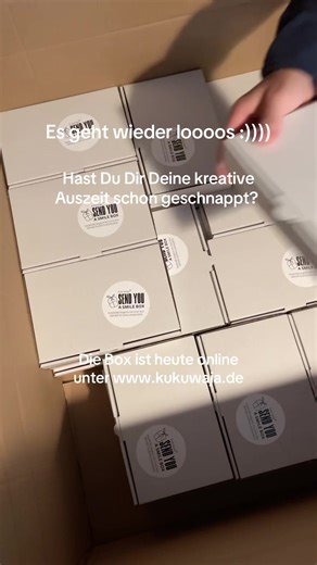 Es geht wieder los :)))))) Die 41. Sendyouasmile Märzbox ist heute online unter www.kukuwaja.de (auf der Startseite im Shop für Dich verlinkt) . Deine kreative Auszeit mit Neuheiten direkt zu Dir nach Hause. 2016 als Herzensprojekt für Dich ins Leben gerufen 😊📦Seit mittlerweile 10 Jahren dürfen wir die Boxen an Dich versenden 🥹🙏🏼🤍 Nur mit unseren Sendyouasmile Kreativboxen hast Du 1-malig die Chance einen Mega Sparvorteil auf Neuheiten gegenüber dem Einzelkauf zu ergattern. In dieser Box s
