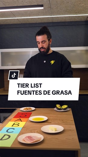 TIER LIST DE GRASAS 🥑 🤝 Que la grasa es un macronutriente esencial, es indiscutible. 🤯 Peeeeero, no todas las grasas juegan en la misma liga. 🫀 Aunque la cantidad sea la misma, el impacto en tu salud puede ser muy distinto según la fuente. 👨‍🏫 Hoy, Salvador de Gracia (@nuclimed) te ordena unas cuantas de menos saludable a más: ❌ Bacon Grasa saturada, sal y carne procesada. Mala combinación para la salud cardiovascular. ⚠️ Mantequilla Alta en grasa saturada y poco interesante frente a otras
