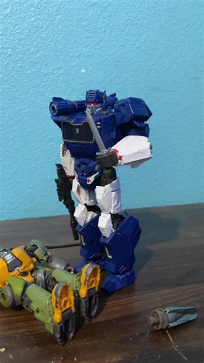 Soundwave “accidentally” kills brawn#transformers #fyp #viral #soundwave #starscream #brawn#beastwars #thor #marvel #jurassic #world #optimus #bumblbee #shockeave #megatron #wheeljack