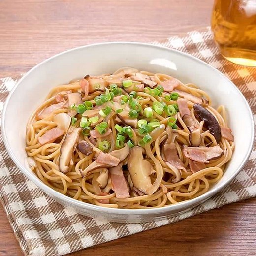 たまらない塩気と旨味！ しいたけとベーコンのバター醤油パスタのレシピ動画・作り方 | デリッシュキッチン