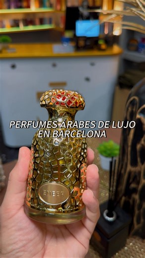 Publi 🤍 Esta es la perfumería árabe número 1 en Barcelona. 📍C/ Portaferrissa 22, Local 16A (Dentro de les Galeries Malda) Podréis encontrar el tan famoso perfume que usa @karolg y el perfume de Laverne diseñado por @georginagio entre otros muchos más. Los perfumes árabes son muy conocidos a nivel mundial y se caracterizan por ser más duraderos en la piel ya que llevan más concentración de aceites naturales. Además los frascos parecen auténticas joyas y más de la mitad de la tienda son perfumes