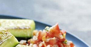 Concombre grillé, condiment de tomate et cacahuètes