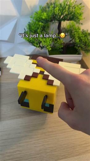 I'm in love with this Minecraft bee lamp 🥺